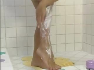 블론디 매춘부 모니카 shaves 떨어져서 그녀의 핑크 고양이