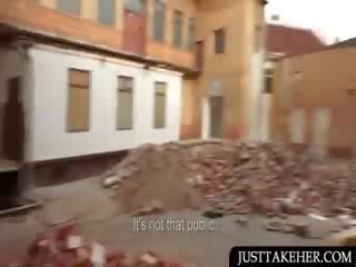 Еротичен скитник давайки глава за пари в брой на открито