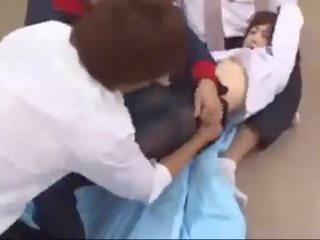 Молодий жінка в колготки rapped по 3 fellows цицьки потер манда лизнув і пальчатий в в шафа кімната