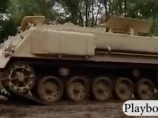 Гледайте outrageous stunts на голям бюст мадами