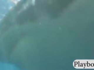 Дивіться outrageous stunts з грудаста немовлята