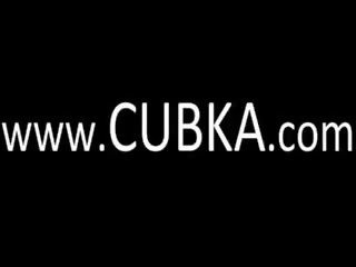 Білявка роздягатися до a сон