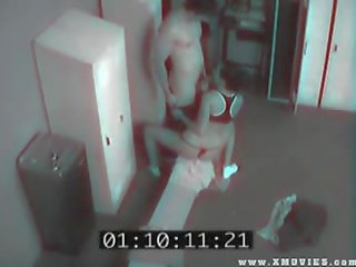 Страстен двойка сте recorded чукане то навън в на шкафче стая