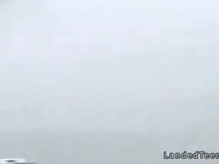 Costumed тийн стопаджия ударих огромен хуй на открито