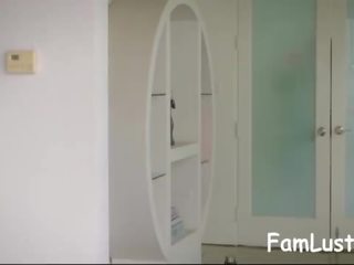 First-rate мама съблазнява стъпка момиче към майната - famlust.com