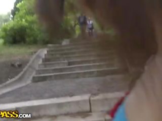 年轻 可爱 视频 她的 奶 在 一 公 街道 电影