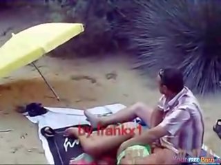 Жорсткий вгору пара на в пляж