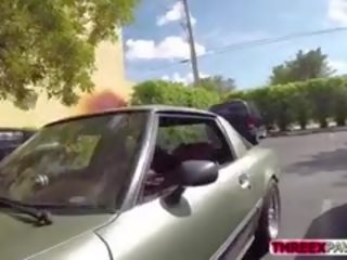 Мършав надуваема кукла смуча хуй вътре на кола