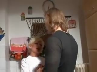 Великий білявка німецька бабуся вдарив в кухня