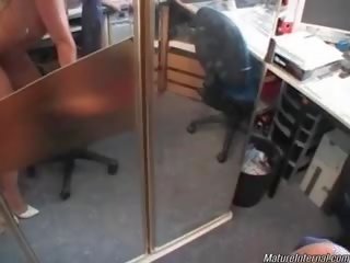Libidinous брюнетка головний уява жінка дає хороший глава для це товста дзьоб