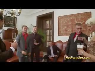 প্রেমময় মেয়েরা মধ্যে ব্যবসায় পার্টি লাগামহীন যৌনতা