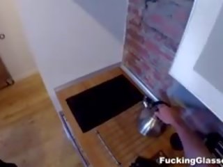 Играя а роля на а невежи туристически asking а pleasant местен