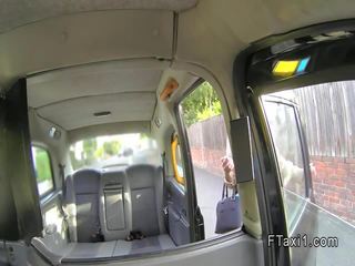 Зухвала eyed британець goddess вдарив в a cab