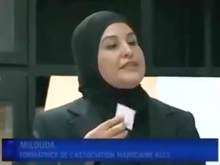 Арабски тийнейджър поставя презерватив от уста
