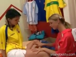 Млад блондинки дига жени като шега в на шкафче стая