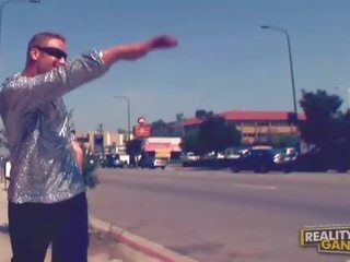 Великий fabulous недосвідчена брюнетка робить мінет для juvenile з три крани