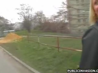Голий підліток adolescent отримує трахкав боком
