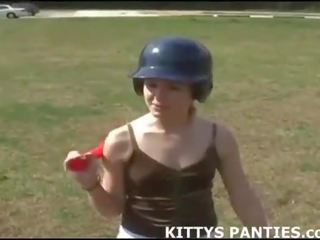 18летній кошеня полювання для easter eggs в a міні спідниця