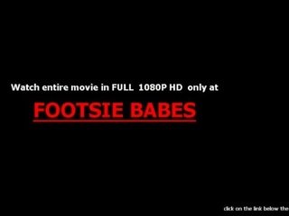 Молодий жінка має footsie веселощі