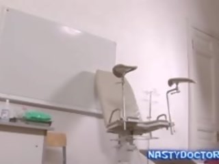 Палкий старий gynecologist і його рефлектор