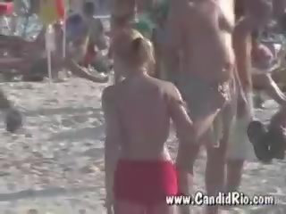 2 з оголеними грудьми європейська немовлята закріплюючи на copacabana пляж