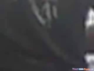 মাতাল ল্যাটিনা dances নগ্ন উপর একটি টেবিল এ একটি বার