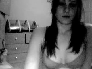 З оголеними грудьми camgirl на жити потік порно чат vid