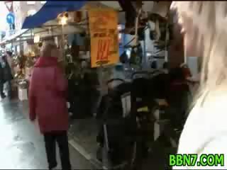 Публичен навън врати кукла мацка секс хардкор духане