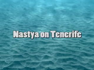 आकर्षक nastya स्विम्मिंग न्यूड में the सागर