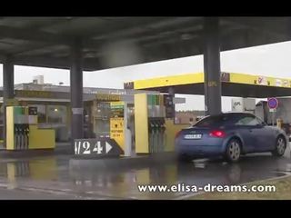 Оголена в публічний під мій transparent raincoat