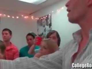 Недосвідчена коледж дівчинки йти дика загальна спальня вечірка