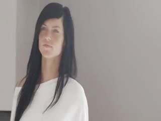 유일한 blackhaired 모델 와 주근깨
