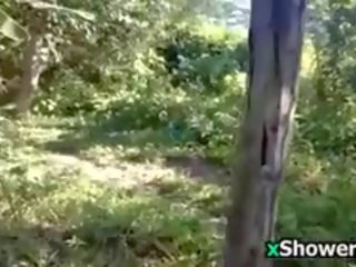 Бідні любитель washing її тіло на відкритому повітрі