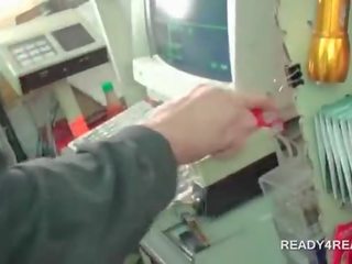Білявка бродяга приймає готівка для мати пиво drank