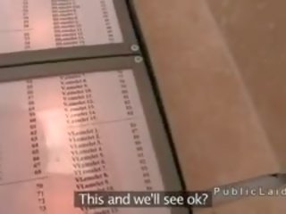Склонност над аматьори червенокоси прецака в публичен stirway