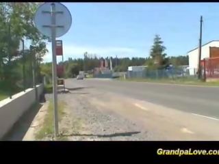 Дідусь трахає молодий lassie