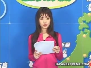 Телевизия weathergirl на лицето на живея телевизия
