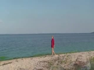 Сором’язлива оголена школярка на в пляж