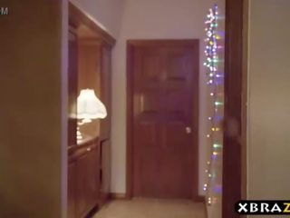 Голям мащеха струята над stepsons фалос по време на коледа