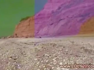 金发 naturalist 裸体 上 该 海滩