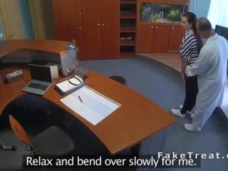 Expert чука склонност над пациент в recepcionists стая
