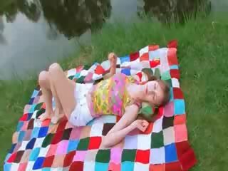 Grass играеше влагалище с краставица