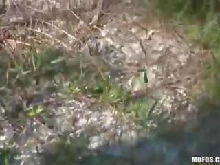 Късметлия adolescent чука очарователен млад дама в на гори
