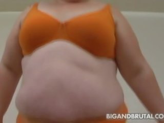 Голям perfected брюнетка сладурче с пробита зърно пиеси с тя бръснати путка