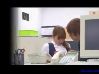 ออฟฟิศ ลูกสาว มือไว ได้รับ เธอ หี และ หัวนม stimulate