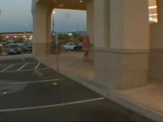 Грудаста adolescent отримує хтивий в ванна