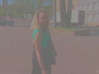 Українська lassie позування в панчохи