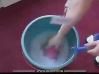 Молодий білявка ковтати старий сперма