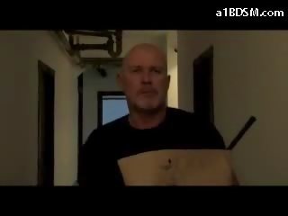 Дівчина в спідниця mouthgag пов'язаний для ліжко отримувати її манда пальчатий stimulated з переривник цицьки збиті в в кімната