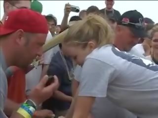 Ученички мигане за на тълпа при пружина почивка